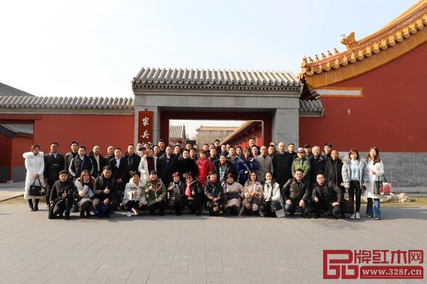 “中國頂級紅木一日游”游學團在故宮家具館前合影