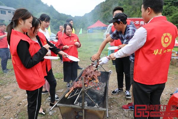 華廈·大不同為員工們準(zhǔn)備豐盛的晚餐