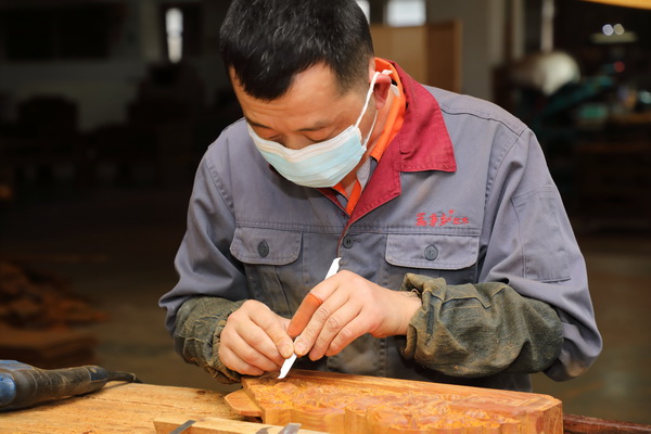 萬事紅紅木每一道家具制作工藝力求精益求精